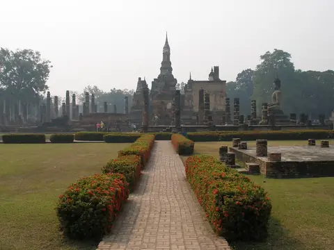 Path leading to the central chedi, Wat Mahathat (Sukhothai)