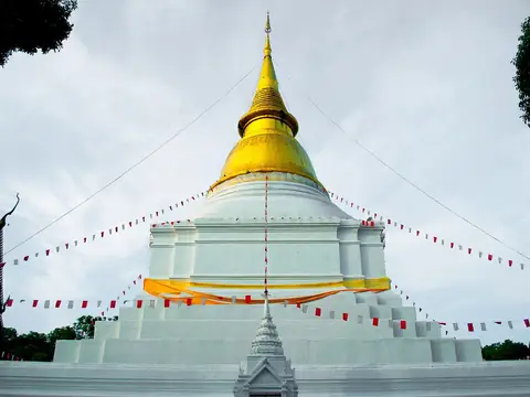 White and gold chedi, Wat Phra Kaew Don Tao (Lampang)