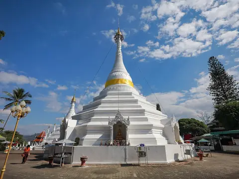 White Burmese-style chedi, Wat Phra That Doi Kong Mu (Mae Hong Son)