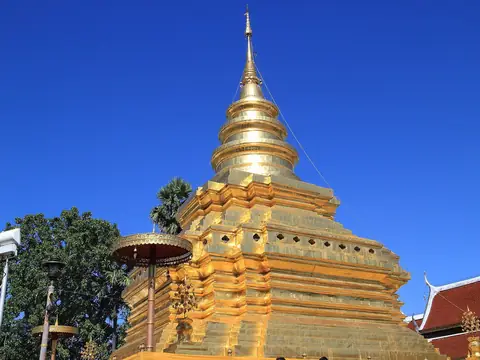 Golden chedi against a deep blue sky, Wat Phra That Si Chom Thong