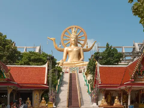 Big Buddha above the temple roofs, Wat Phra Yai (Ko Samui)