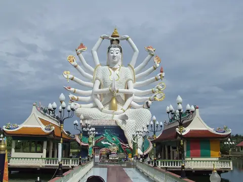 Many-armed white Guanyin statue, Wat Plai Laem (Ko Samui)