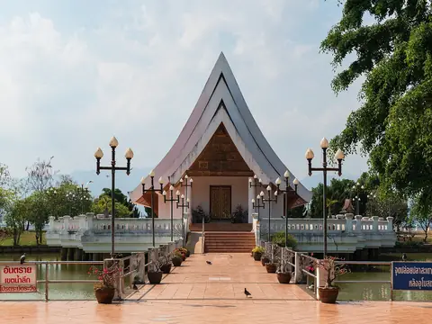 Modern hall on the shore of Kwan Phayao, Wat Si Khom Kham (Phayao)