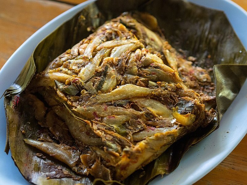 Aep pla (vis gegrild in bananenblad) – แอ็บปลา (Thais gerecht)