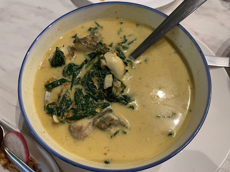 Kaeng pu bai chaphlu (krabcurry met betelblad) – แกงปูใบชะพลู (Thais gerecht)