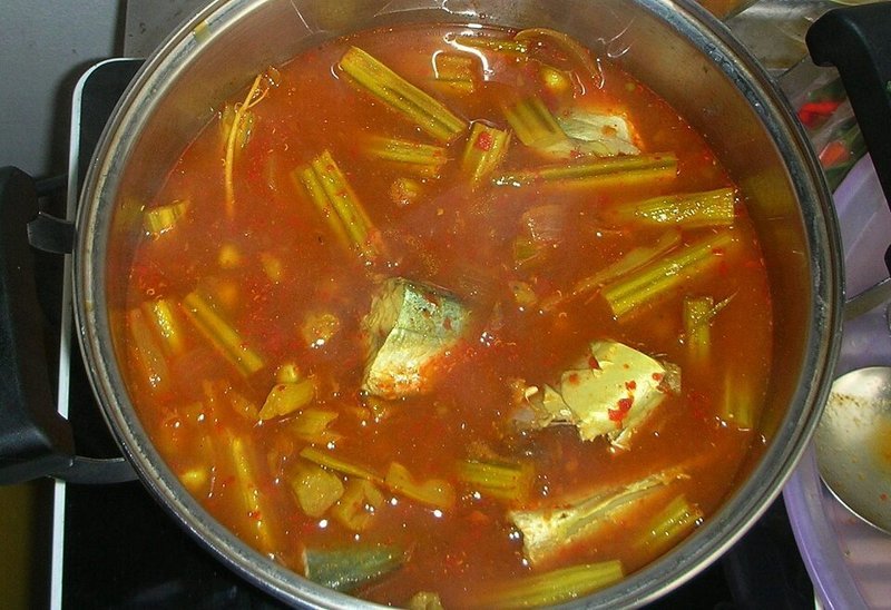 Kaeng som / kaeng lueang (zure gele viscurry) – แกงเหลือง (Thais gerecht)