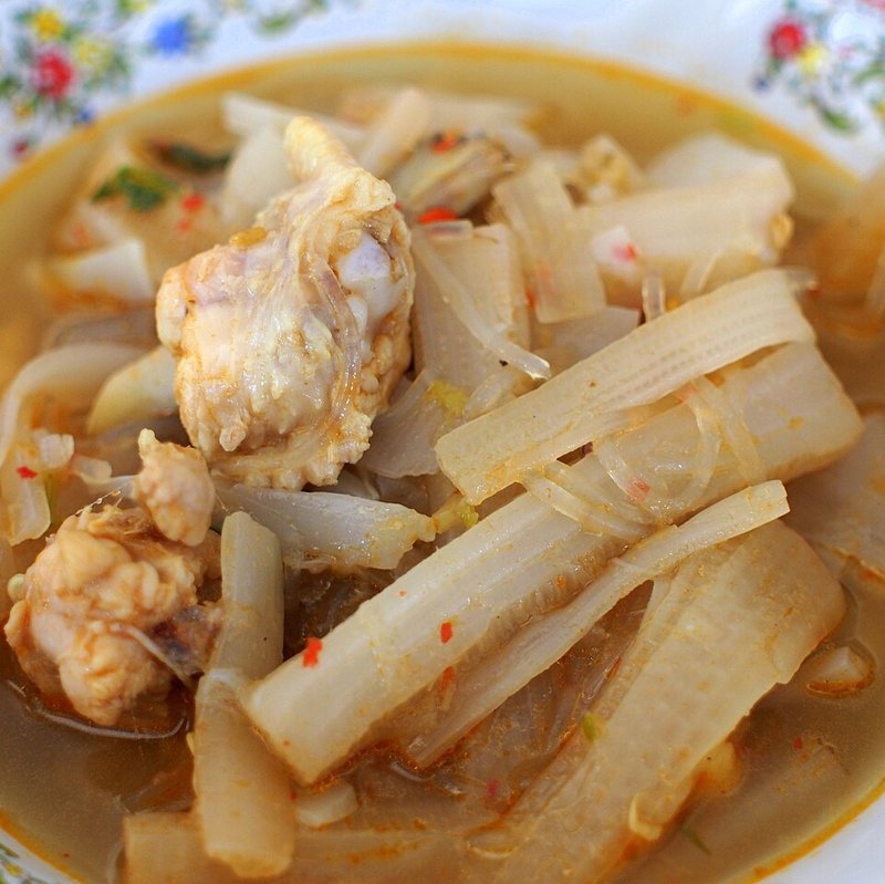 Kaeng yuak (bananenstamcurry) – แกงหยวก (Thais gerecht)