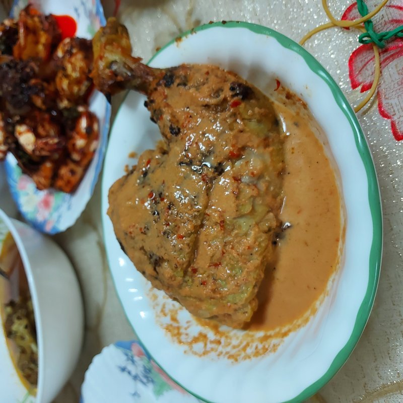 Kai kolae (gegrilde kip met kokossaus) – ไก่กอและ (Thais gerecht)