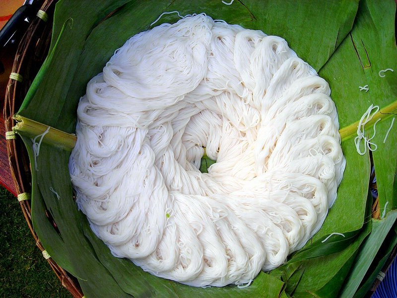 Khanom chin nam ya (rijstnoedels met vissaus) – ขนมจีนน้ำยา (Thais gerecht)