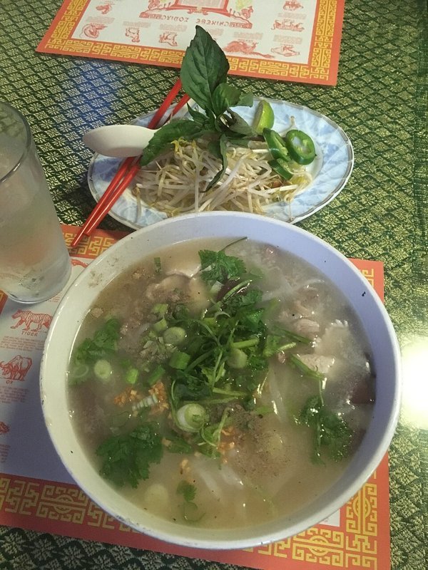 Khao piak sen (dikke rijstnoedelsoep) – ข้าวเปียกเส้น (Thais gerecht)