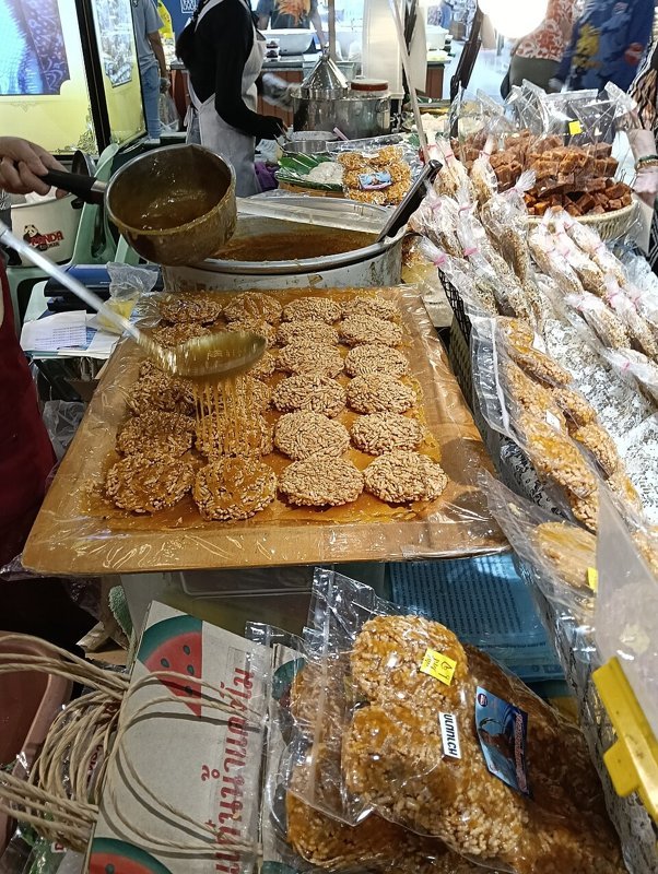 Khao taen (rijstcracker met palmsuiker) – ข้าวแต๋น (Thais gerecht)