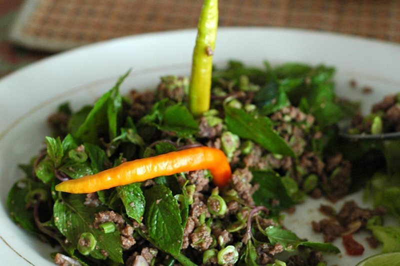 Larb lu (rauwe bloedlarb) – ลาบหลู้ (Thais gerecht)