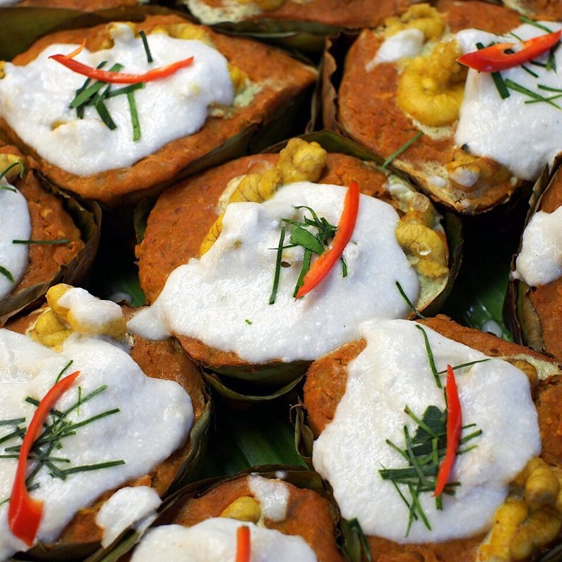 Mok pla (gestoomde vis in bananenblad) – หมกปลา (Thais gerecht)