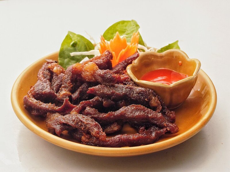 Mu daet diao (zongedroogd varkensvlees) – หมูแดดเดียว (Thais gerecht)