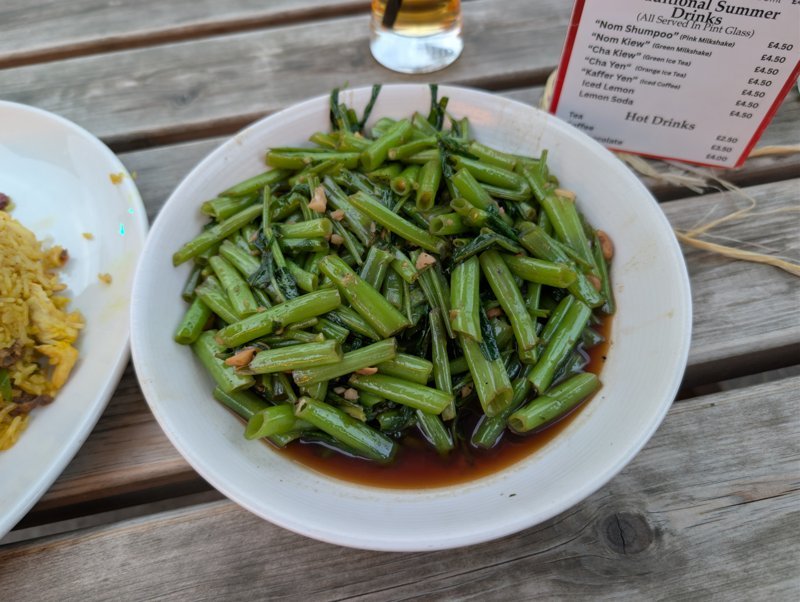 Phat phak bung fai daeng (waterspinazie) – ผัดผักบุ้งไฟแดง (Thais gerecht)