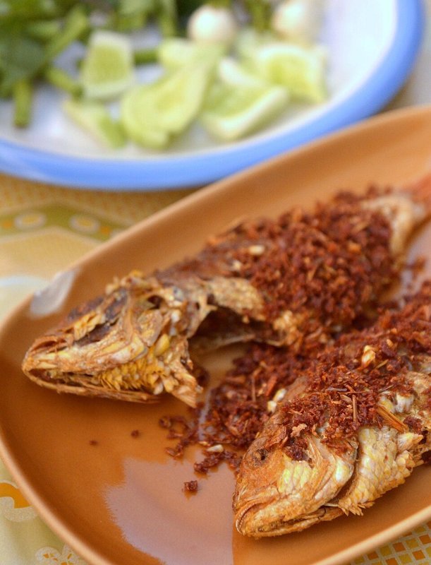 Pla thot khamin (vis met kurkuma) – ปลาทอดขมิ้น (Thais gerecht)